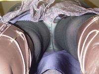 美腿走光 - 專門偷拍街頭黑絲女內內 - 6.jpg