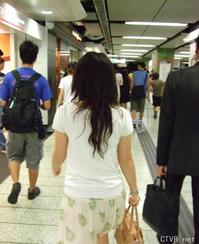 美腿走光 - 商场拍到漂亮女人紫色小内裤 - 2.jpg