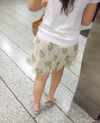 美腿走光 - 商场拍到漂亮女人紫色小内裤 - 3.jpg