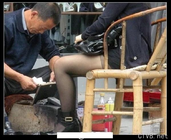 美腿走光 - 老大爷 擦鞋时别乱想 - 2.jpg