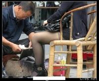 美腿走光 - 老大爷 擦鞋时别乱想 - 2.jpg