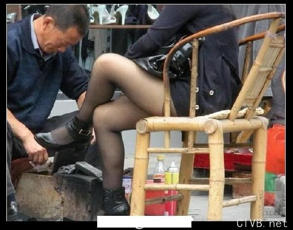 美腿走光 - 老大爷 擦鞋时别乱想 - 1.jpg