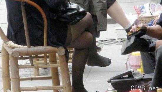 美腿走光 - 老大爷 擦鞋时别乱想 - 5.jpg