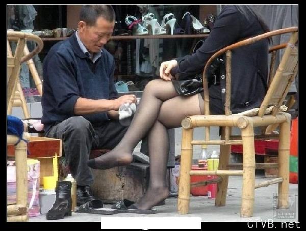 美腿走光 - 老大爷 擦鞋时别乱想 - 9.jpg