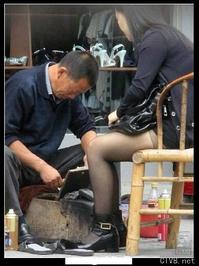 美腿走光 - 老大爷 擦鞋时别乱想 - 6.jpg