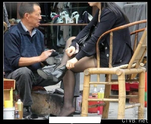 美腿走光 - 老大爷 擦鞋时别乱想 - 14.jpg