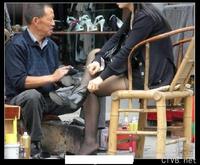 美腿走光 - 老大爷 擦鞋时别乱想 - 14.jpg