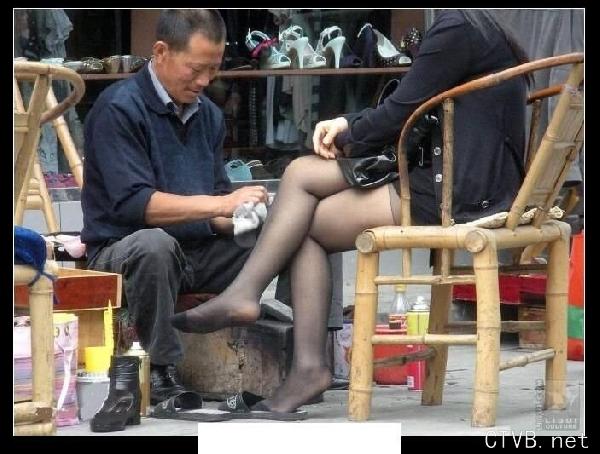 美腿走光 - 老大爷 擦鞋时别乱想 - 3.jpg