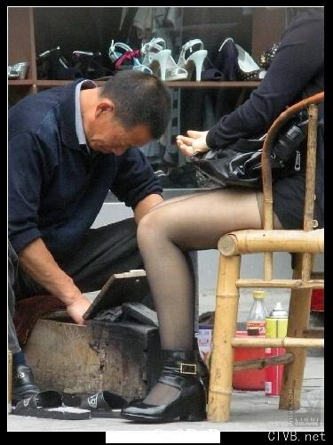 美腿走光 - 老大爷 擦鞋时别乱想 - 4.jpg