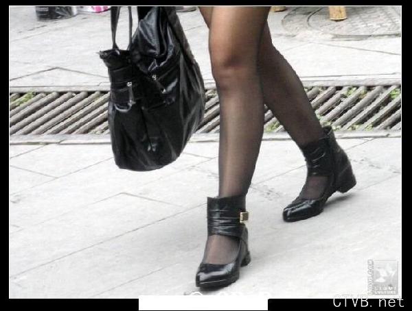 美腿走光 - 老大爷 擦鞋时别乱想 - 13.jpg