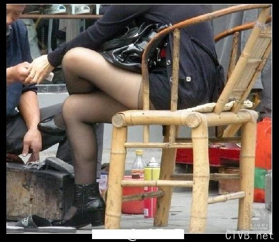 美腿走光 - 老大爷 擦鞋时别乱想 - 7.jpg