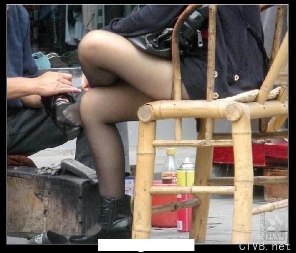 美腿走光 - 老大爷 擦鞋时别乱想 - 8.jpg