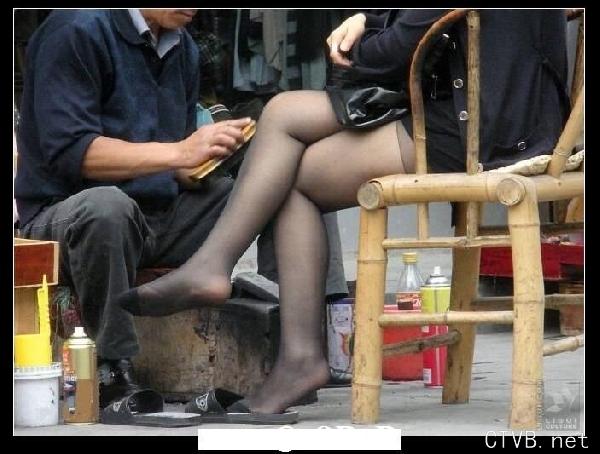 美腿走光 - 老大爷 擦鞋时别乱想 - 11.jpg