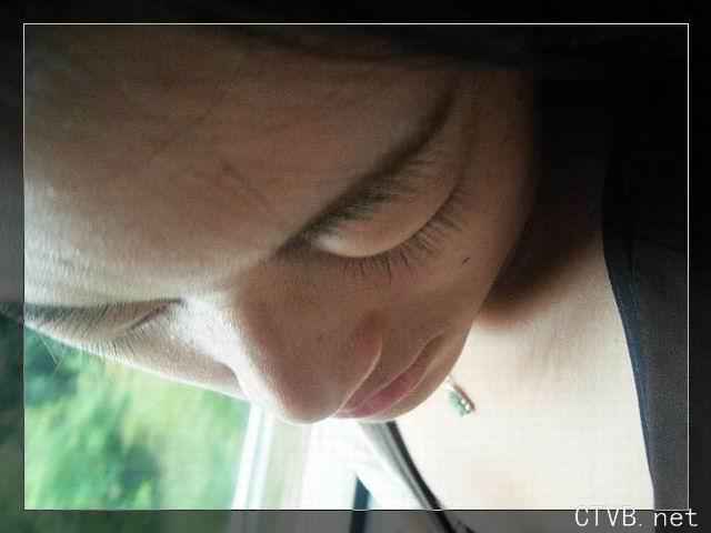 美腿走光 - 旅遊回來路上，女孩車上困了 - 17.jpg