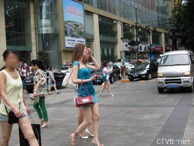 美腿走光 - 街拍蓝色超短裙少妇 - 7.jpg