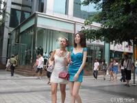 美腿走光 - 街拍蓝色超短裙少妇 - 1.jpg