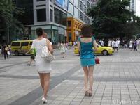 美腿走光 - 街拍蓝色超短裙少妇 - 2.jpg