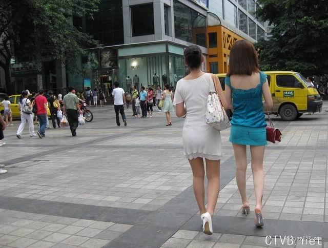 美腿走光 - 街拍蓝色超短裙少妇 - 6.jpg