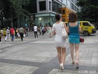 美腿走光 - 街拍蓝色超短裙少妇 - 6.jpg