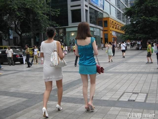 美腿走光 - 街拍蓝色超短裙少妇 - 5.jpg