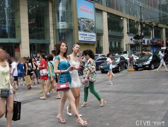 美腿走光 - 街拍蓝色超短裙少妇 - 8.jpg