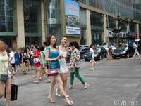 美腿走光 - 街拍蓝色超短裙少妇 - 8.jpg