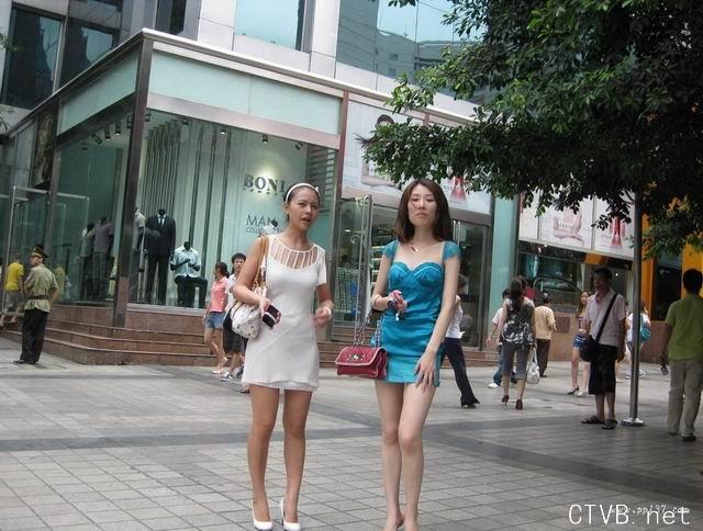 美腿走光 - 街拍蓝色超短裙少妇 - 10.jpg