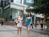 美腿走光 - 街拍蓝色超短裙少妇 - 10.jpg