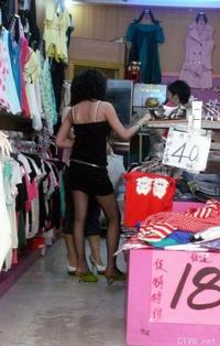 美腿走光 - 街拍黑丝网袜超短裙吊带小女生 - 2.jpg