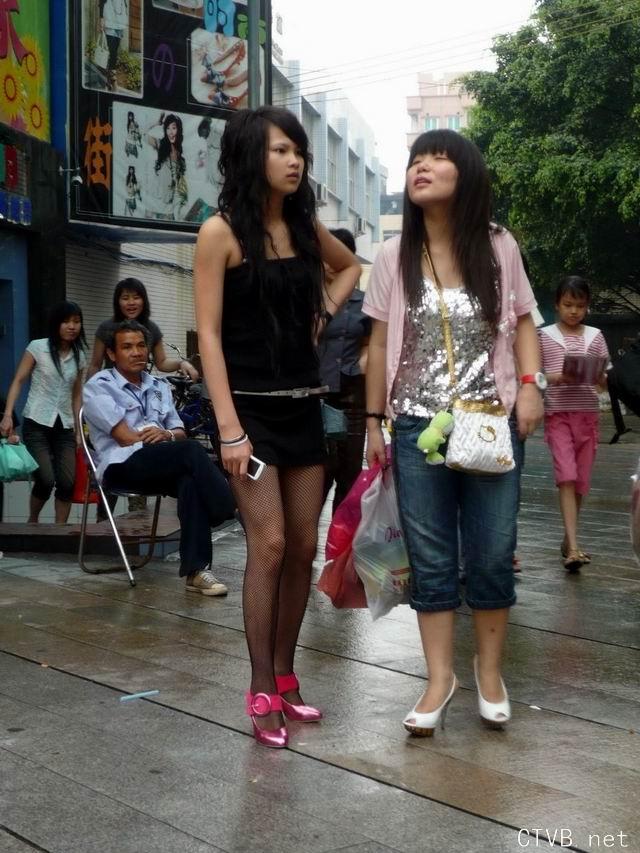 美腿走光 - 街拍黑丝网袜超短裙吊带小女生 - 5.jpg