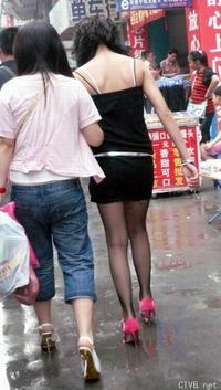 美腿走光 - 街拍黑丝网袜超短裙吊带小女生 - 4.jpg