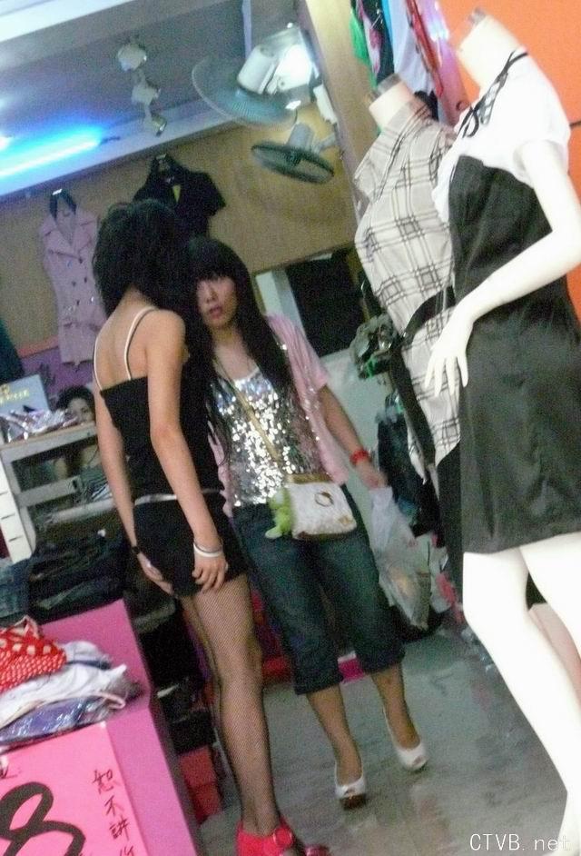 美腿走光 - 街拍黑丝网袜超短裙吊带小女生 - 10.jpg