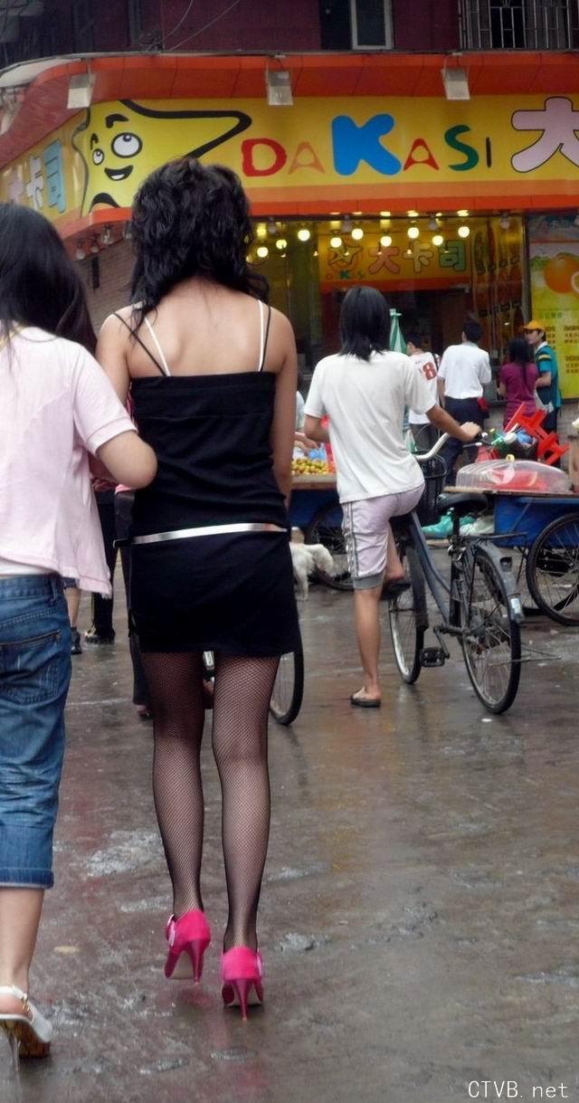 美腿走光 - 街拍黑丝网袜超短裙吊带小女生 - 7.jpg