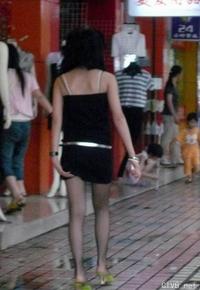 美腿走光 - 街拍黑丝网袜超短裙吊带小女生 - 11.jpg