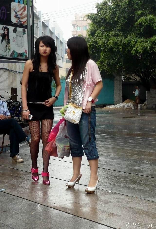 美腿走光 - 街拍黑丝网袜超短裙吊带小女生 - 12.jpg