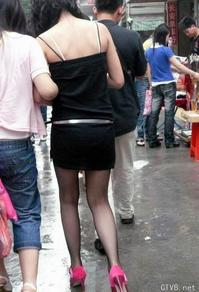 美腿走光 - 街拍黑丝网袜超短裙吊带小女生 - 13.jpg