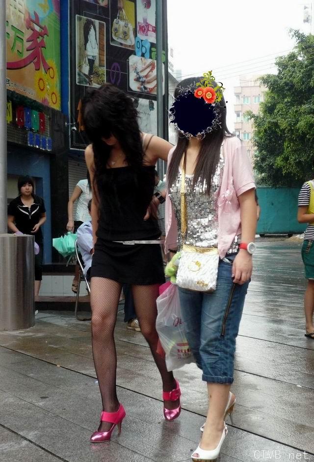美腿走光 - 街拍黑丝网袜超短裙吊带小女生 - 3.jpg
