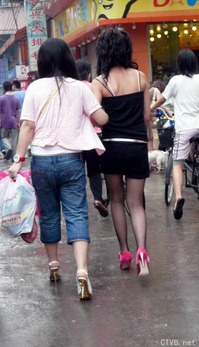 美腿走光 - 街拍黑丝网袜超短裙吊带小女生 - 6.jpg