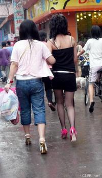 美腿走光 - 街拍黑丝网袜超短裙吊带小女生 - 6.jpg