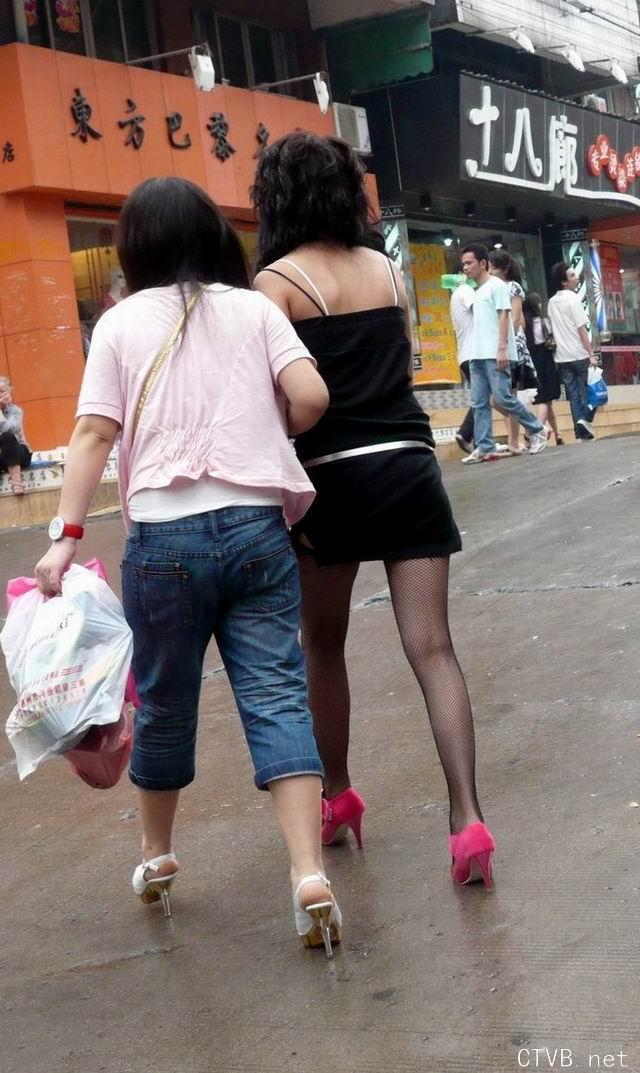 美腿走光 - 街拍黑丝网袜超短裙吊带小女生 - 8.jpg