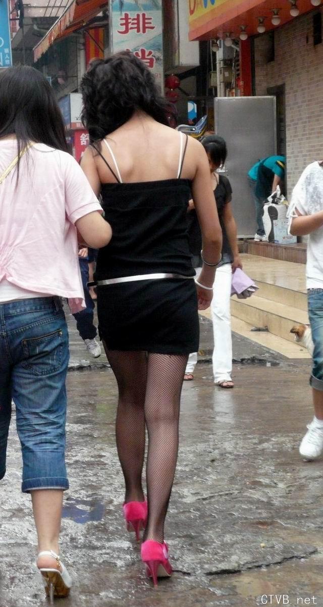 美腿走光 - 街拍黑丝网袜超短裙吊带小女生 - 1.jpg