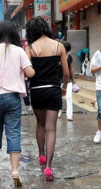 美腿走光 - 街拍黑丝网袜超短裙吊带小女生 - 1.jpg