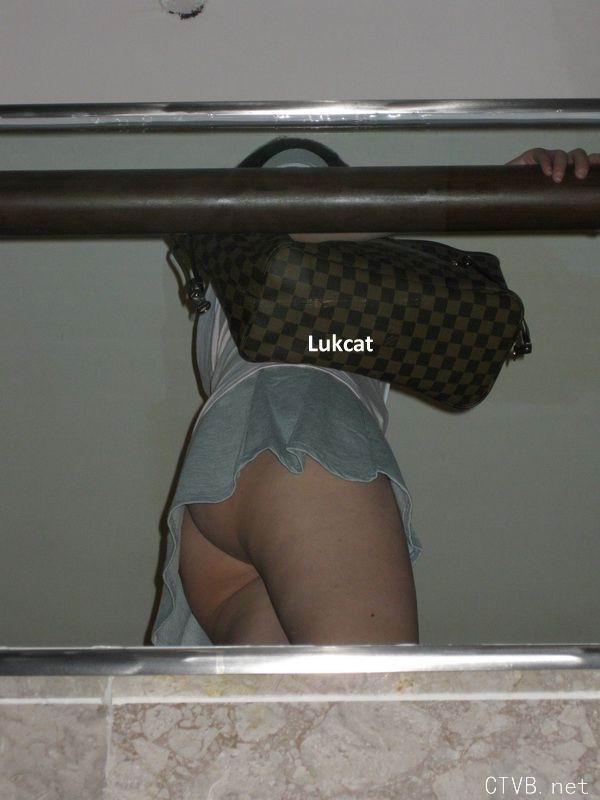 美腿走光 - 裙底偷拍少妇紅色小丁字裤 - 1.jpg