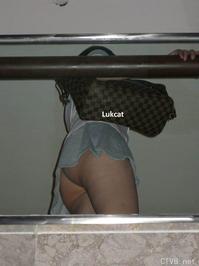 美腿走光 - 裙底偷拍少妇紅色小丁字裤 - 1.jpg