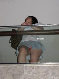 美腿走光 - 裙底偷拍少妇紅色小丁字裤 - 7.jpg