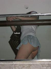 美腿走光 - 裙底偷拍少妇紅色小丁字裤 - 2.jpg