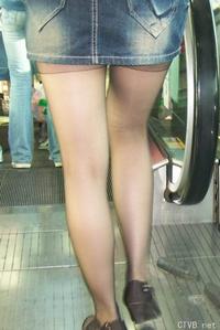 美腿走光 - 尾随偷拍，小女生够时尚的 - 3.jpg
