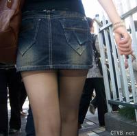 美腿走光 - 尾随偷拍，小女生够时尚的 - 6.jpg