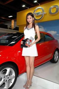 美腿车模 - 穿白裙子的美腿车模 - 2.jpg