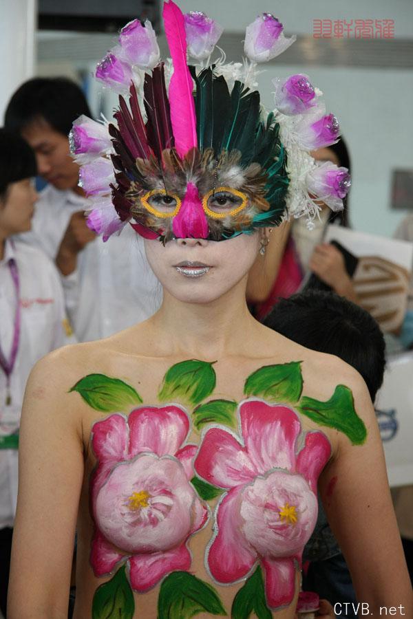 美腿车模 - 南京汽车展人体彩绘 - 3.jpg